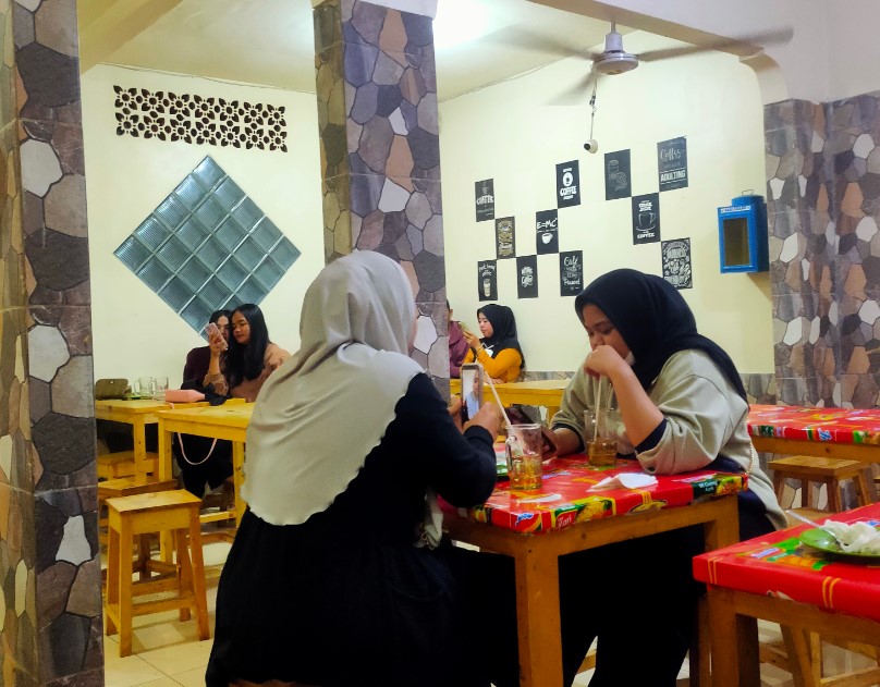 Warkop Pancong Cicilia Diah Purnamasari, 1. Warung Nako, Kopi Nako Depok, 2. JPW Cafe & Garden, 3. Coffee Toffee Margonda 1, 4. Warung Pasta Depok, 5. Kopi Bar, 6. Warung Pancong Mang Kumis & Mang Dadang, 7. Waroeng SS Spesial Sambal, 8. Sop Duren Margonda, 9. Jacob Koffie Huis, 10. Beranda Depok Cafe & Resto, 11. LOUIS CAFE, 12. Warunk Upnormal Margonda, 13. Dadi’s Coffee Garden, 14. Kopi Kotak, 15. Tibumi Kopi, 16. Warkop Pancong, 17. Ghawil Cafe & Coffee, 18. Shirin The Arabian Resto, 19. Green T, 20. Kedai Kopi Fulcaff, 21. Kedai Pancong Lava, 22. Kedai Kopi Kimung, 23. Delysh Coffee, 24. Oseyo, 25. VolksMilk Raden Sanim, 26. Gotti Pizza & Coffee Sukmajaya, 27. Gokana Ramen & Teppan