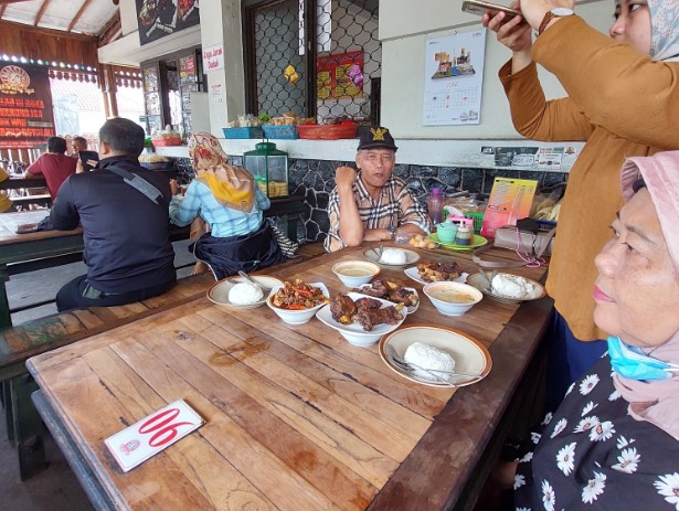 Waroeng Iga Pak Wid, 1. KEDAI MATMOEN, 3. Bamboo Arum Restaurant, 4. Soto Segeer Mbok Giyem, 5. Waroeng Iga Pak Wid, 6. Spesial Sambal SS Heritage, 7. Ini Baru Rajanya Steak, 8. Warung Soto Seger Hj. Fatimah, 9. Star Steak Boyolali, 10. Waroeng Wepede, 11. Ayam Penyet Suroboyo, 12. Kedai Mujur’s, 13. Mager Resto, 14. Rumah Makan Mina Tlatar Indah, 15. Warung Penyet Rejosari, 16. Ayam &amp; Bebek Goreng Pak Pono, 17. Warung Pak Pinggir Pengging, 18. Nasgor 212 Boyolali, 19. Soto Ndelik Boyolali, 20. RM Soto Rumput Khas Boyolali, 21. Omah belvan, 22. Kedai Wangsa, 23. Bebek Goreng Pak Gemboel, 24. Rumah Makan “Simo Chicken”, 25. Kedai Ayam Goreng Kremes Bu Nani, 26. Gapura Cafe &amp; Resto, 27. Kuliner Bu Yoso, 28. Yoko Ramen, 29. Deselokaton