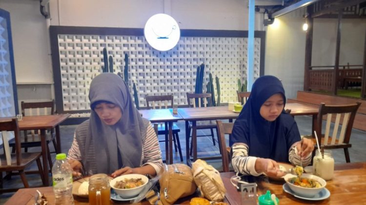 Waroeng Soto Noroyono fery endro virdalianto, 1. RM Serba Sambal Grobogan, 2. Danau Resto Purwodadi, 3. Rumah Makan Soybean Resto, 4. Rumah Makan Sambung Roso, 5. RM Raharjo Garang Asem, 6. Rm. Gubug Istana II, 7. Rumah Makan Ratna Arga Tirta, 8. Rumah Makan Lesehan Mbak Kar, 9. R.M. Sedep Yanto Ganjar Becek &amp; Sate Kerbau, 10. RM Noroyono Pak Djamin, 11. Pusat Kuliner Purwodadi, 12. Cafe &amp; Resto Pring Ndeso, 13. Dapoer Emak Purwodadi, 14. D’Lans Resto, 15. DEJAVU RESTO &amp; CAFE, 16. Pelangi Resto &amp; Cafe Purwodadi, 17. Warung Makan Ocha, 18. Rumah Makan MBAK SRI JAGO MUDA, 19. Rumah Makan Padang Simpang Mawar, 20. Warung Makan Ibu Hj. Kadri, 21. SUKA RASA RESTO, 22. Ayam Kremes Purwodadi, 23. Waroeng Soto Noroyono, 24. Warung Mbah Sum, 25. Babalu Crab, 26. Omah Angkringan, 27. Warung Makan Mbak Ping