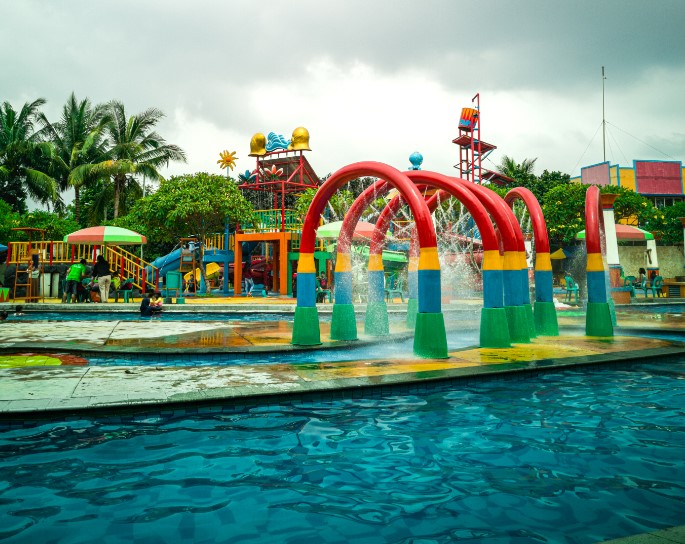 1. Taman Wiladatika, 2. Eldorado Water Park, 3. CIBUBUR GARDEN Eat & Play, 4. Kampoeng Maen Cibubur, 5. Telaga Arwana Cibubur, 6. Kampung Cina, 7. Taman Wisata Lebah, 8. Taman Mini Indonesia Indah, 9. Cibubur Garden Dairy, 10. Cibubur Junction, 11. Buperta Cibubur, 12. Monumen Pancasila Sakti, 13. Taman Cibubur Ciraos Adib RS, 14. Fantasy Island Cibubur, 15. Museum Komodo dan Taman Reptil, 16. Museum Perangko , 17. Taman Buah Mekarsari, 18. Kolam Renang Splash Waterpark Cibubur Country Cikeas, 19. Kolam Renang Tirta Teja, 20. Danau Jambore, 21. Hutan Pinus Cibubur, 22. Taman Mahoni, 23. Kampung Jepang, 24. Jakarta Gems Center, 25. Monumen Perjuangan Jatinegara