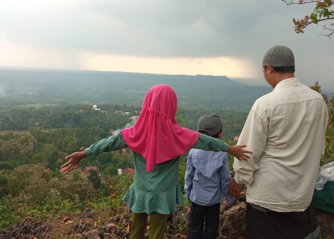 Wisata Bukit Geger siva hardy wahyudi, 1. Pantai Slopeng Madura, 2. Pantai Siring Kemuning, 3. Air Terjun Toroan , 4. Pantai Sambilangan , 5. Vihara Avalokitesvara, 6. Gili Labak Madura, 7. Pantai Lombang, 8. Wisata Taman Tectona, 9. Masjid Agung Sumenep, 10. Museum Keraton Sumenep, 11. Pantai Rongkang, 12. Boekit Tinggi Daramista, 13. Kepulauan Kangean , 14. Hutan Bawah Laut kep Kangean, 15. Mercusuar Bangkalan, 16. Jembatan Suramadu, 17. Wisata Budaya Karapan Sapi, 18. Wisata Bukit Jaddhih, 19. Pantai Rindu, 20. Gua Blaban, 21. Api Tak Kunjung Padam, 22. Wisata Bukit Kehi, 23. Pantai Jumiang, 24. Monumen Sampang, 25. Tirta Sumekar Indah , 26. Pantai Camplong, 27. Pantai Batu Kerbuy, 28. Pantai Ponjuk Timur Talango, 29. Bukit Geger Bangkalan, 30. Bukit Pelalangan Arosbaya, 31. Air Terjun Batu Raja Manitan, 32. Bukit Cinta Pamekasan, 33. Puncak Ratu Pamekasan, 34. Bukit Lampion Beramah, 35. Wisata Alam Bukit Brukoh, 36. Pantai Nepa, 37. Wisata Kota Tua Kalianget, 38. Air terjun Kokop, 39. Sentra Batik Madura