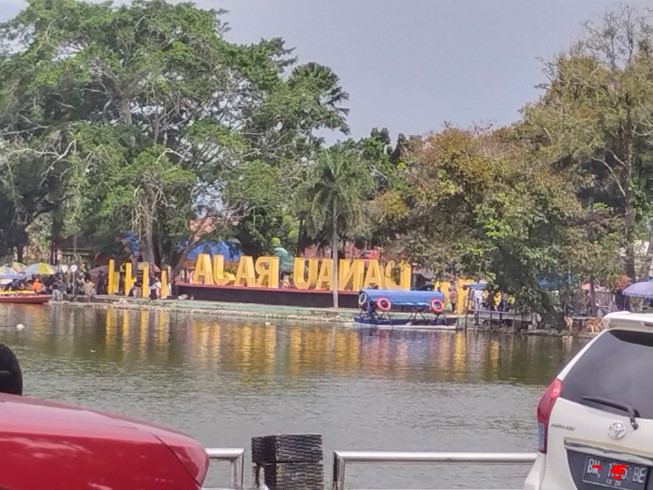 Wisata Danau Raja Rengat Sunar Wanto, 1. Istana Siak, 2. ASIA FARM HAYDAY¹, 3. Pantai Cinta, Teluk Jering Tambang, 4. Kasang Kulim Zoo, 5. Citraland Waterpark, 6. Taman Kota Pekanbaru, 7. Wisata Danau Raja Rengat, 8. Bukit Ulu Kasok, 9. Bandar Bakau Dumai, 10. Labersa Water Park Riau Fantasi, 11. Pantai Selat Baru, 12. Candi Muara Takus, 13. Taman Rekreasi Alam Mayang Pekanbaru, 14. Lapangan Pasir Bengkalis, 15. Pantai Tanjung Medang, Teluk Rhu Rupat, 16. Pantai Tenggayun, 17. Pantai Marina, 18. Danau Rusa Kampar, 19. Wisata Hutan Pinus Cadika, 20. Wisata Bono, Berselancar di Sungai Kampar, 21. Perpustakaan Soeman H.S, 22. Taman Wisata Alam Koboko, 23. Air Terjun TEMBULUN Kinutan, 24. Agro Wisata Pelangi, 25. KAMPOENG RABBIT’S KULIM, 26. Museum Sang Nila Utama Pekanbaru, 27. Desa Okura Pekanbaru, 28. Pantai Sepahat, 29. Taman Hutan Raya Sultan Syarif Kasim, 30. Taman Andam Dewi, 31. Rumah Lontik, 32. Kawah Biru, 33. Pulau Jemur, 34. Air Terjun Pangkalan Kapas, 35. Air Terjun Panisan, 36. Pulau Beting Aceh, 37. Hutan Mangrove Sebauk, 39. Jembatan Water Front City Bangkinang, 39. Masjid Raya An-Nur Provinsi Riau