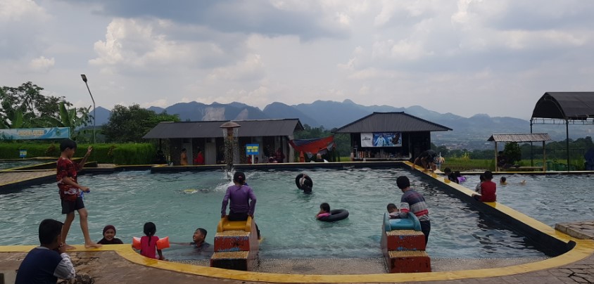 Wisata Side Land (kolam renang dengan pemandangan yang keren) Dani Kurniawan, 1. Sangkan Resort Aqua Park, 2. Kolam Renang Zam Zam, 3. The Mountain Recreation Park, 4. Taman Wisata Alam (TWA) Linggarjati, 5. Kolam Renang Paniis, 6. Bumi Pelangi, 7. Wisata Taman Rekreasi Salsabila Kuningan, 8. Kolam Renang Sanggariang, 9. Sangkanhurip, 10. Kolam Renang Tirta Agung Mas, 11. Kolam Renang J&J Kuningan, 12. Kolam Renang Linggarjati, 13. Pemandian Cibuntu, 14. Kolam Renang Dino Waterpark, 15. Wisata Side Land, 16. Kolam Renang Cipanas, 17. Kolam De’Goah Kuningan, 18. Kolam Renang Wisata Cibuntu, 19. Kolam Renang Mini Artar, 20. Kolam Renang Pemandian Cibulan