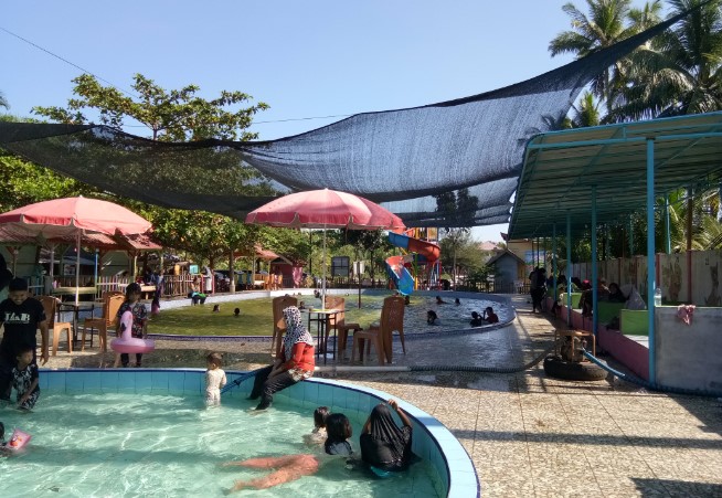 Wisata Waterboom Mini Eva Hasibuan, 1. Pantai Ujong Kareung, 2. Pantai Lhok Bubon, 3. Pantai Batee Puteh , 4. Pantai Suak Ribee, 5. Pantai Lanaga, 6. Masjid Agung Meulaboh , 7. Pantai Pusong Sangkalan, 8. Genang Gedong , 9. Pantai Lhok Geudong , 10. Pantai Ujong Karang , 11. Pantai Kasih, 12. Pantai Batu Putih, 13. Pantai Ujung Batee, 14. Krueng Tutut, 15. Pantai Blang Ulam, 16. Pantai Cemara Indah , 17. Makam Pahlawan Nasional Teuku Umar, 18. Pantai Jilbab, 19. Pantai Lhok Ketapang, 20. Taman Laut Ujung Manggeng, 21. Pantai Ujung Manggeng , 22. Pemandian Krueng Baru , 23. Pemandian Putroe Ijoe, 24. Gua Seumancang Kuta Tinggi, 25. Pulau Gosong, 26. Krueng Babahrot, 27. Pucok Krung Ale, 28. Pantai Ujung Serangga, 29. Tugu Kupiah Teuku Umar, 30. Air Terjun Gampong Pungkie, 31. Danau Geunang Geudong, 32. Taman Hijriah, 33. Pantai Suak Timah, 34. Wisata Waterboom Mini, 35. Lebok Pineu