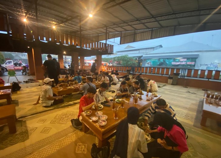 ABG Bumes Karanganyar Ari Yanto, 1. SFA Steak &amp; Resto Karanganyar, 2. Telaga Rindu Resto Karanganyar, 3. Hick Gaul Pak Mul, 4. Warung Lesehan Mbak Dwi, 5. Soto Karang (Kuliner Khas Karanganyar), 6. Rumah Makan Bu Medi, 7. RM Pondok Sulawesi, 8. GREEN RESTO, 9. Waroeng Spesial Sambal SS Karanganyar, 10. Omah Sendang IBC, 11. Warung Idjo Karanganyar, 12. Solo Steak Karanganyar ” 3 “, 13. Rumah Makan Dayak, 14. Ayam Panggang Dian Rahma Karanganyar, 15. Waroeng Makan Idjo 2, 16. ABG Bumes Karanganyar, 17. RM. TIMLO BU AGUNG KARANGANYAR, 18. RM Bambu Sumilir, 19. Bakso Bonjot Mas Larso, 20. de Goedang Resto &amp; Coffee, 21. Gerdu Resto Steak, 22. Sate Kambing Sumber “Pak Mul” Palur Karanganyar, 23. Ayam Ayam Resto, 24. Sego Iwak – Prasmanan (Pok We), 25. Sate Kambing Pak Pur, 26. Bakso Alex, 27. Rumah Makan Ayam Bakar Mbak PIPI, 28. Ayam Goreng Kampung Mbah Karto Tembel 3