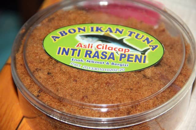 Abon Ikan Tuna, 1. Keripik Tempe, 2. Lanting, 3. Templeng, 4. Rempeyek Yutuk, 5. Brekecek, 6. Keripik Sukun, 7. Lepet Ketan, 8. Kerupuk Ikan Tenggiri, 9. Abon Ikan Tuna, 10. Gembus, 11. Sale Pisang, 12. Kerajinan Cangkang Kerang, 13. Tahu Masak khas Cilacap, 14. Cetil dan Cenil khas Cilacap, 15. Karedok Khas Cilacap