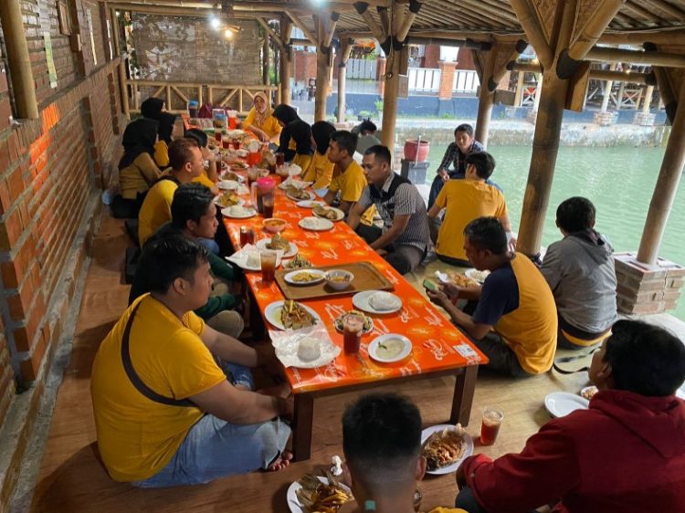 Aldila Resto Nur Aziroh, 1. Ken Dedes Resto Pemancingan, 2. Aldila Resto, 3. Rumah Makan & Pancingan Kampoeng Rasa, 4. Tina Rumah Makan, 5. Warung Makan Bu. Puji, 6. Ayam Sako, 7. Rumah Makan Sari Nikmat, 8. RM Bu Sabar, 9. Omah Gedhi Steak & Penyet, 10. Sate Balibu Kendal, 11. Warung Makan Farchat, 12. Warung Makan Lamongan H. Cak Anwar, 13. RM BU Hj. SUBAGIYO, 14. Pondok SEMILIR Baru Special Ayam Goreng Kremes, 15. Warung Makan Prasmanan, 16. RM Salsabil, 17. Waroeng Pangestu, 18. Bu Lumintu Resto, 19. RM Ayam Goreng Bu Fatimah Sambel Kronyos, 20. Ayam Bakar Kopyor & seafood, 21. Gurami Bakar Pak Roni, 22. Lembah Lamerding, 23. Rumah Makan 99 Boja, 24. RM Tiga Putri, 25. TJOKRO EXPRESS, 26. Rumah Makan Budidaya, 27. Nasi Goreng Batas Kota Mak Sam, 28. Mak Nyuuuss Pondok Makan Tradisional, 29. Rumah Makan Kurnia Jawa Timur, 30. Rumah Makan Sari Rasa Weleri Kendal, 31. Warung Lesehan Sekopek Asri