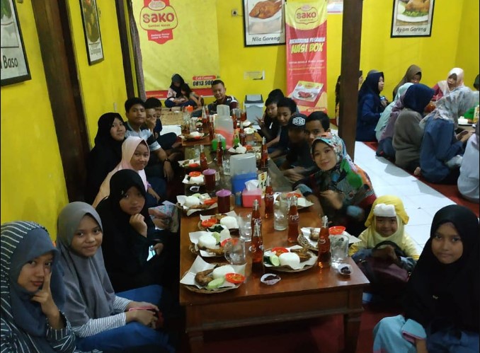 Ayam Geprek Deni Artiningsih, 1. Ken Dedes Resto Pemancingan, 2. Aldila Resto, 3. Rumah Makan & Pancingan Kampoeng Rasa, 4. Tina Rumah Makan, 5. Warung Makan Bu. Puji, 6. Ayam Sako, 7. Rumah Makan Sari Nikmat, 8. RM Bu Sabar, 9. Omah Gedhi Steak & Penyet, 10. Sate Balibu Kendal, 11. Warung Makan Farchat, 12. Warung Makan Lamongan H. Cak Anwar, 13. RM BU Hj. SUBAGIYO, 14. Pondok SEMILIR Baru Special Ayam Goreng Kremes, 15. Warung Makan Prasmanan, 16. RM Salsabil, 17. Waroeng Pangestu, 18. Bu Lumintu Resto, 19. RM Ayam Goreng Bu Fatimah Sambel Kronyos, 20. Ayam Bakar Kopyor & seafood, 21. Gurami Bakar Pak Roni, 22. Lembah Lamerding, 23. Rumah Makan 99 Boja, 24. RM Tiga Putri, 25. TJOKRO EXPRESS, 26. Rumah Makan Budidaya, 27. Nasi Goreng Batas Kota Mak Sam, 28. Mak Nyuuuss Pondok Makan Tradisional, 29. Rumah Makan Kurnia Jawa Timur, 30. Rumah Makan Sari Rasa Weleri Kendal, 31. Warung Lesehan Sekopek Asri