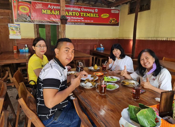 Ayam Goreng Kampung Mbah Karto Tembel 3 KASIDHI ERNAWATI, 1. SFA Steak &amp; Resto Karanganyar, 2. Telaga Rindu Resto Karanganyar, 3. Hick Gaul Pak Mul, 4. Warung Lesehan Mbak Dwi, 5. Soto Karang (Kuliner Khas Karanganyar), 6. Rumah Makan Bu Medi, 7. RM Pondok Sulawesi, 8. GREEN RESTO, 9. Waroeng Spesial Sambal SS Karanganyar, 10. Omah Sendang IBC, 11. Warung Idjo Karanganyar, 12. Solo Steak Karanganyar ” 3 “, 13. Rumah Makan Dayak, 14. Ayam Panggang Dian Rahma Karanganyar, 15. Waroeng Makan Idjo 2, 16. ABG Bumes Karanganyar, 17. RM. TIMLO BU AGUNG KARANGANYAR, 18. RM Bambu Sumilir, 19. Bakso Bonjot Mas Larso, 20. de Goedang Resto &amp; Coffee, 21. Gerdu Resto Steak, 22. Sate Kambing Sumber “Pak Mul” Palur Karanganyar, 23. Ayam Ayam Resto, 24. Sego Iwak – Prasmanan (Pok We), 25. Sate Kambing Pak Pur, 26. Bakso Alex, 27. Rumah Makan Ayam Bakar Mbak PIPI, 28. Ayam Goreng Kampung Mbah Karto Tembel 3