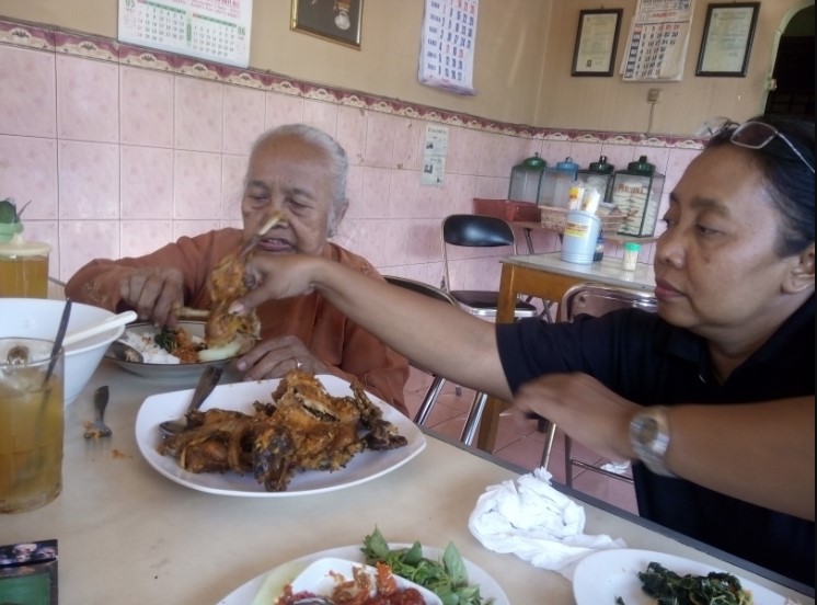 Ayam Panggang Dian Rahma Karanganyar Agus Gendut, 1. SFA Steak &amp; Resto Karanganyar, 2. Telaga Rindu Resto Karanganyar, 3. Hick Gaul Pak Mul, 4. Warung Lesehan Mbak Dwi, 5. Soto Karang (Kuliner Khas Karanganyar), 6. Rumah Makan Bu Medi, 7. RM Pondok Sulawesi, 8. GREEN RESTO, 9. Waroeng Spesial Sambal SS Karanganyar, 10. Omah Sendang IBC, 11. Warung Idjo Karanganyar, 12. Solo Steak Karanganyar ” 3 “, 13. Rumah Makan Dayak, 14. Ayam Panggang Dian Rahma Karanganyar, 15. Waroeng Makan Idjo 2, 16. ABG Bumes Karanganyar, 17. RM. TIMLO BU AGUNG KARANGANYAR, 18. RM Bambu Sumilir, 19. Bakso Bonjot Mas Larso, 20. de Goedang Resto &amp; Coffee, 21. Gerdu Resto Steak, 22. Sate Kambing Sumber “Pak Mul” Palur Karanganyar, 23. Ayam Ayam Resto, 24. Sego Iwak – Prasmanan (Pok We), 25. Sate Kambing Pak Pur, 26. Bakso Alex, 27. Rumah Makan Ayam Bakar Mbak PIPI, 28. Ayam Goreng Kampung Mbah Karto Tembel 3