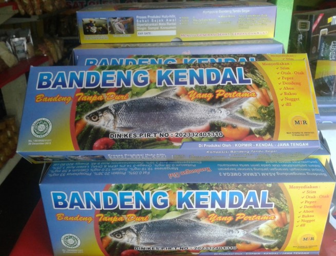 Bandeng Tanpa Duri, 1. Getuk Goreng Kendal, 2. Kerupuk Tayamum Kendal, 3. Sate Bumbon, 4. Kerupuk Rambak, 5. Keripik Buah, 6. Sumpil Khas Kendal, 7. Payung Kertas, 8. Pecel Kembang Turi, 9. Bandeng Tanpa Duri, 10. Kerupuk Petis, 11. Emping Bandeng, 12. Batik Kendal, 13. Gerabah, 14. Kaos khas Kendal, 15. Terasi Udang Rebon, 16. Kerupuk Bawang, 17. Telur Mimi