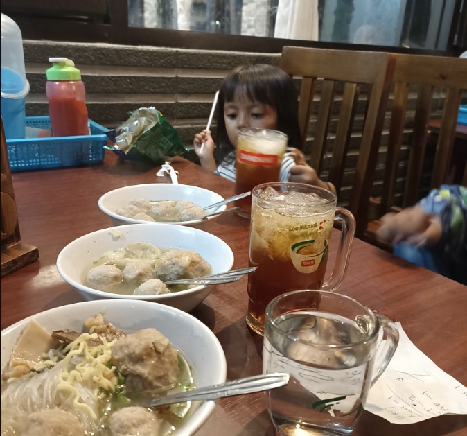 Bakso Aan Ashraf Goke, 1. Momong Resto, 2. Malindo Corner, 3. Malindo Café & Resto, 4. Samra Pawon, 5. Angkringan Mukti Kebumen, 6. Warung Bakso Mirasa Pak Urip, 7. Warung Makan Sop Mbak Ari, 8. Sate Ambal Pak Tino, 9. Waroenk Ramen Kebumen, 10. Gemintang Cafe n Resto, 11. Rindu Alam Masakan Padang, 12. Madang Resto, 13. Bakso Aan, 14. Ayam Bakar Kraton, 15. Lesehan Warung Bamboe Kebumen, 16. Teratai Blambangan Atmosphere, 17. Resto Lesehan GENDUT TAMAN, 18. Rosya Restaurant, 19. Beranda Eatery, 20. Warung Sate Ayam Ambal Pak Alip, 21. Bebek & Ayam Sari Rasa, 22. Nasi Penggel Pak Darsono Cabang Gunungsari, 23. Rumah Makan Dahayu, 24. Ayam Geprek Masbro Pas Banget, 25. Malindo Seafood, 26. Sambal Gami Resto, 27. Restoran Panca Warna