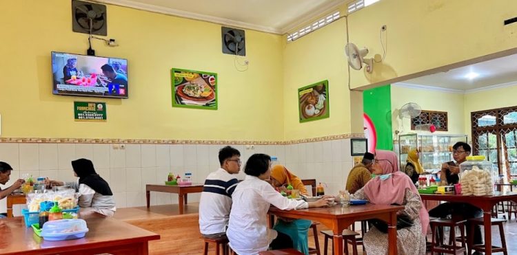 Bakso Alex, 1. SFA Steak &amp; Resto Karanganyar, 2. Telaga Rindu Resto Karanganyar, 3. Hick Gaul Pak Mul, 4. Warung Lesehan Mbak Dwi, 5. Soto Karang (Kuliner Khas Karanganyar), 6. Rumah Makan Bu Medi, 7. RM Pondok Sulawesi, 8. GREEN RESTO, 9. Waroeng Spesial Sambal SS Karanganyar, 10. Omah Sendang IBC, 11. Warung Idjo Karanganyar, 12. Solo Steak Karanganyar ” 3 “, 13. Rumah Makan Dayak, 14. Ayam Panggang Dian Rahma Karanganyar, 15. Waroeng Makan Idjo 2, 16. ABG Bumes Karanganyar, 17. RM. TIMLO BU AGUNG KARANGANYAR, 18. RM Bambu Sumilir, 19. Bakso Bonjot Mas Larso, 20. de Goedang Resto &amp; Coffee, 21. Gerdu Resto Steak, 22. Sate Kambing Sumber “Pak Mul” Palur Karanganyar, 23. Ayam Ayam Resto, 24. Sego Iwak – Prasmanan (Pok We), 25. Sate Kambing Pak Pur, 26. Bakso Alex, 27. Rumah Makan Ayam Bakar Mbak PIPI, 28. Ayam Goreng Kampung Mbah Karto Tembel 3