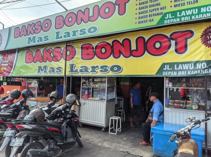 Bakso Bonjot Mas Larso Abu Hasan, 1. SFA Steak &amp; Resto Karanganyar, 2. Telaga Rindu Resto Karanganyar, 3. Hick Gaul Pak Mul, 4. Warung Lesehan Mbak Dwi, 5. Soto Karang (Kuliner Khas Karanganyar), 6. Rumah Makan Bu Medi, 7. RM Pondok Sulawesi, 8. GREEN RESTO, 9. Waroeng Spesial Sambal SS Karanganyar, 10. Omah Sendang IBC, 11. Warung Idjo Karanganyar, 12. Solo Steak Karanganyar ” 3 “, 13. Rumah Makan Dayak, 14. Ayam Panggang Dian Rahma Karanganyar, 15. Waroeng Makan Idjo 2, 16. ABG Bumes Karanganyar, 17. RM. TIMLO BU AGUNG KARANGANYAR, 18. RM Bambu Sumilir, 19. Bakso Bonjot Mas Larso, 20. de Goedang Resto &amp; Coffee, 21. Gerdu Resto Steak, 22. Sate Kambing Sumber “Pak Mul” Palur Karanganyar, 23. Ayam Ayam Resto, 24. Sego Iwak – Prasmanan (Pok We), 25. Sate Kambing Pak Pur, 26. Bakso Alex, 27. Rumah Makan Ayam Bakar Mbak PIPI, 28. Ayam Goreng Kampung Mbah Karto Tembel 3