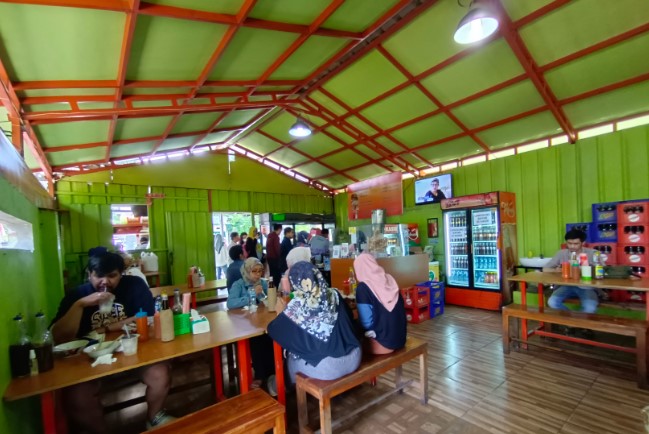 Bakso Cuanki dan Batagor Serayu Andri Irawan, 1. Sudirman Street Day and Night Market, 2. Bakso Cuanki dan Batagor Serayu, 3. Paskal Food Market, 4. Waroeng Setiabudhi, 5. Cisangkuy Food Street, 6. Mie Kocok Mang Dadeng, 7. Cibadak Food Street, 8. Bubur Ayam Gibbas, 9. Zona Merah, 10. Sate Hadori, 11. Nasi Kalong, 12. Seafood Kiloan Bang Bopak, 13. Seafood Mas Gondrong, 14. AA Bistik, 15. Sate Anggrek 4A, 16. Warung Nasi C’Mar, 17. Nasi Kuning Pasir Koja, 18. Roti Bakar 234 Gang Kote, 19. Perkedel Bondon, 20. Lotek Macan Bandung, 21. Cireng Cipaganti Abah