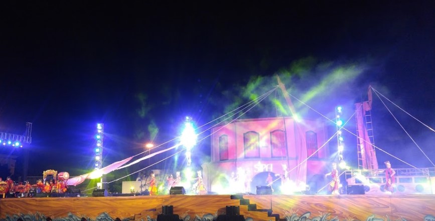 Benteng Vastenburg Nur Dewati, 1. Grojogan Sewu Tawangmangu, 2. Pandawa Water World Solo Baru, 3. Taman Balekambang, 4. Keraton Surakarta, 5. Wisata Tugu Lilin di Solo , 6. Air Terjun Jumog, 7. Taman Sriwedari, 8. Kampoeng Batik Kauman, 9. Pasar Klewer, 10. Tempat Wisata di Solo – Museum Manusia Purba Sangiran, 11. Tempat Wisata di Solo – Pura Mangkunegaran, 12. Monumen Pers, 13. Galabo Solo, 14. Tempat Wisata di Solo – Kebun Binatang Taru Jurug, 15. Ngarsopuro Night Market Solo, 16. Alun-Alun Kidul Surakarta, 17. Tempat Wisata di Solo – Dalem Kalitan, 18. Tempat Wisata di Solo – Taman Cerdas, 19. Masjid Al-Wustho Mangkunegaran, 20. Bendungan Karet Tirtonadi, 21. The Heritage Palace, 22. Lokananta Recording Audio & Video Cassette, 23. Trans Studio Mini Solo, 24. Museum Batik Danar Hadi, 25. Loji Gandrung, 26. Museum Radya Pustaka, 27. Pasar Antik Triwindu, 28. Benteng Vastenburg Fort, 29. Agrowisata Amanah, Karanganyar, 30. Agrowisata Sondokoro, Karanganyar, 31. Bukit Hope, Karanganyar (Tutup), 32. Bumi Perkemahan Sekipan, Karanganyar, 33. Candi Cetho, Karanganyar, 34. Candi Sukuh, Karanganyar, 35. Edupark Intan Pari, Karanganyar, 36. Kebun Strawberry, Karanganyar, 37. Paralayang Segoro Gunung, Karanganyar, 38. Rumah Pohon Banyu Anyep (Tutup), 39. Taman Bintang Kemuning, Ngargoyoso, Karanganyar, 40. Telaga Madirda, Karanganyar, 41. Bukit Cumbri, Wonogiri, 42. Gantole Wonogiri, 43. Batu Seribu, Sukoharjo, 44. Bendungan Colo, Sukoharjo, 45. Gardu Pandang Bukit Batur Suroteleng, 46. Bukit Gancik, 47. Tretes Taman Tani (Tutup), 48. De Tjolomadoe, 49. Rumah Atsiri Indonesia, 50. Pantai Karang Payung, 51. Tumurun Private Museum, 52. River Moon Pusur, 53. Museum R Hamong Wardoyo, 54. Sepur Kluthuk Jaladara, 55. Koridor Singosaren, 56. Ndalem Gondosuli, 57. Grojogan Selondo, 58. Taman Hutan Rakyat Ngargoyoso, 59. Candi Plaosan, 60. Umbul Ponggok, 61. Umbul Cokro Tulung, 62. Omah Jungkir, 63. Telaga Biru, 64. Randubang, 65. Pasar Gede Hardjonagoro, 66. Solo Grand Mall, 67. Pusat Grosir Solo, 68. Taman Bunga Bono, Klaten, 69. Umbul Kapilaler, Klaten, 70. Bukit Gancik, Selo, Boyolali, 71. Lembah Gunung Madu, Boyolali, 72. Objek Wisata Tlatar, Boyolali, 73. Obyek Wisata Air Cokro, 74. Museum Samanhudi, 75. Air Terjun Parang Ijo, 76. Museum Keris, 77. Vihara Dhamma Sundara