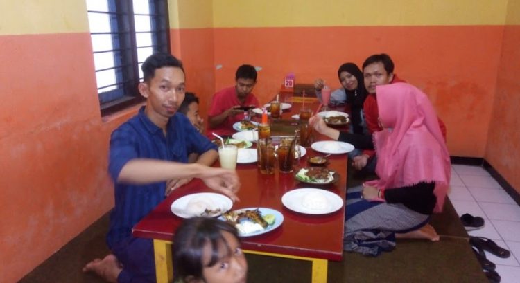 Bebek & Ayam Sari Rasa selfi indah pertiwi, 1. Momong Resto, 2. Malindo Corner, 3. Malindo Café & Resto, 4. Samra Pawon, 5. Angkringan Mukti Kebumen, 6. Warung Bakso Mirasa Pak Urip, 7. Warung Makan Sop Mbak Ari, 8. Sate Ambal Pak Tino, 9. Waroenk Ramen Kebumen, 10. Gemintang Cafe n Resto, 11. Rindu Alam Masakan Padang, 12. Madang Resto, 13. Bakso Aan, 14. Ayam Bakar Kraton, 15. Lesehan Warung Bamboe Kebumen, 16. Teratai Blambangan Atmosphere, 17. Resto Lesehan GENDUT TAMAN, 18. Rosya Restaurant, 19. Beranda Eatery, 20. Warung Sate Ayam Ambal Pak Alip, 21. Bebek & Ayam Sari Rasa, 22. Nasi Penggel Pak Darsono Cabang Gunungsari, 23. Rumah Makan Dahayu, 24. Ayam Geprek Masbro Pas Banget, 25. Malindo Seafood, 26. Sambal Gami Resto, 27. Restoran Panca Warna