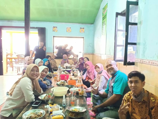 Bebek Goreng Pak Tohir Nova Ayu, 1. RM Bu Sum Klaten, 2. Papringan Resto &amp; Cafe, 3. Warung Makan Bu Hj. Salamah, 4. Warung Makan kuliner Klaten Mbah Darmo, 5. KAMPUNG KULINER KLATEN, 6. Soto Segeer Mbok Giyem, 7. New Merapi Resto, 8. RM Joglo, 9. Kakung Sableng, 10. Warung Nasi Tumpang Lethok Mbak Riyanti, 11. Waroeng SS Klaten, 12. Omah Wedang Rajaku (Empon-empon), 13. Bebek Goreng Pak Tohir, 14. Ayam Bakar P. Widodo, 15. Star Steak Bramen Klaten, 16. Pawon Simbok Klaten, 17. RM Bu Mayar Cawas Bypass Klaten, 18. Rumah Makan Padang Murah, 19. Omah Eyang Resto, 20. Warung Soto Mbah Darmo, 21. Restoran Sawah Simbah, 22. Dapoer Simbah Pandawa, 23. RM &amp; Pemancingan Ilham 02, 24. Ayam Panggang Ny. Anggriani, 25. Wedang Kopi Prambanan, 26. Omah Ndeso, 27. Banyoe Oeriep Resto, 28. Ayam Penyet Suroboyo, 29. Warung Makan Miroso