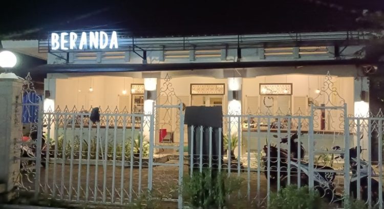 Beranda Eatery, 1. Momong Resto, 2. Angkringan Mukti Kebumen, 3. Malmilk, 4. Malindo Corner, 5. Amor Cafe Resto, 6. Baen Cafe, 7. Beranda Eatery, 8. Jack’s Cafe, 9. Omah Susu Cafe, 10. Juice Ku 2 Kebumen, 11. Wise, 12. Coffe Ngapak, 13. Gemintang Cafe n Resto, 14. Kopi Nostalgia Coffee &amp; Resto, 15. Seafood Bu Nanang, 16. Kantin Candisari, 17. Teratai Blambangan Atmosphere, 18. Waroeng Djoglo Dalem Kidul (Tutup), 19. Ulam Sari, 20. Satu Cangkir Coffee Bistro, 21. temanhati coffee, 22. Kedai Kopi Mexolie, 23. Ahola Tropical Drink (Tutup), 24. HANA CAFE Korean Food, BBQ &amp; Grill, 25. Martabak Jet (Tutup), 26. Samra Pawon, 27. Waroenk Ramen Panjer Kebumen, 28. Lesehan Warung Bamboe Kebumen, 29. Oxzy (Tutup), 30. Warung Kendil (Tutup), 31. Resto Lesehan GENDUT TAMAN