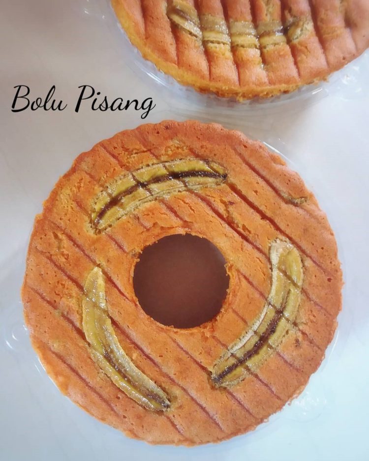 Bolu Pisang via Instagram.com @miea_cakes_cookies, 1. Pastel Ikan Patin , 2. Lempuk Durian , 3. Dodol Kedondong , 4. Keripik Nanas, 5. Lopek Legi, 6. Peyek Jangkrik, 7. Viz Cake, 8. Kue Bangkit , 9. Bolu Kemojo , 10. Ikan Asap Selais , 11. Batik Khas Pekanbaru, 12. Kaos, 13. Pancake Durian, 14. Souvenir (Gantungan Kunci), 15. Lopek Bugi, 16. Salai Ikan Patin, 17. Kerupuk Ikan Tenggiri, 18. Kacang Pukul, 19. Roti Jala, 20. Amplang Tenggiri, 21. Bolu Pisang, 22. Dodol Ketan Hitam, 23. Kerupuk Cabe, 24. Kue Sus Mr. Cream Puff, 25. Kue Talam Durian, 26. Culut Keju
