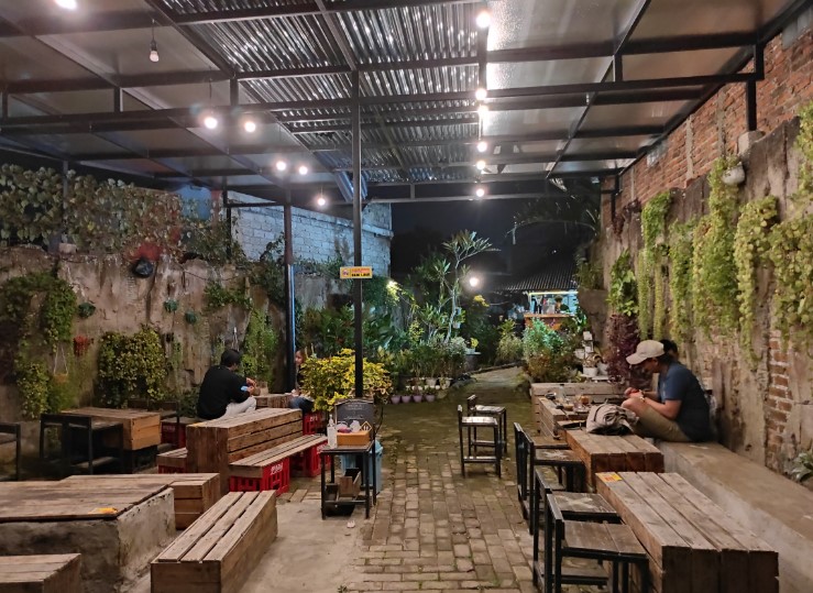 CLOSEFRIEND COFFEE Christ Werinussa, 1. Inaka Coffee Cafe, 2. Neka Kopi, 3. Venus Cafe, 4. 372 Kopi Kolmas, 5. Kafe Kupu-kupu, 6. Disini Cafe, 7. Rumah Pinus Coffee &amp; Resto, 8. Sinopsis Space, 9. BADAMI CAFE, 10. Greeone Cafe &amp; Course, 11. Cenghar Kopi , 12. Cimohai Cafe, 13. Kafe Cabin Truck, 14. Eatboss Cimahi (Tutup), 15. Kopi Ngopi, 16. COMMONPLACE, 17. Koffie Tjap Slawe (Tutup), 18. Giggle Box Cafe, 19. Kopi Simpang 80 Cafe, 20. Cafe Venus Bandung, 21. Bekha Coffee Cafe, 22. Erflog Cafe &amp; Resto Cimahi, 23. Kopi Paste Cimahi, 24. Hammer Coffee, 25. Jatuhati Coffee, Tea &amp; Eatery, 26. Waktuluang Coffee Cafe, 27. Eltabo Coffee, 28. KopiSoe Cimahi, 29. A Lot Of Coffee, 30. Osiris Coffee Cimahi, 31. Green Leaf Baros (Tutup), 32. NAMA COFFEE, 33. Jika Milkbar, 34. Kaditu Coffee Cafe, 35. The Casturi Cafe, 36. CLOSEFRIEND COFFEE, 38. Cafe Domisol, 39. Kanda Coffee “Cafe and Resto” – Angkringan Bapa Ampi, 40. Cafe Terserah (Tutup), 41. Coffee n’ Friends, 42. Dahari Resto Cafe, 43. Sejoli Coffee &amp; Roastery, 44. Duduk Cerita Coffee, 45. Cafe Garage 81