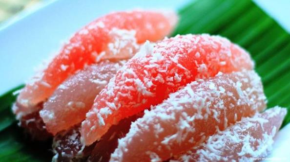 Cenil via Budaya Indonesia, 1. Getuk Goreng Sokaraja, 2. Jenang Jaket, 3. Nopia, 4. Klanting atau Lanting Bumbu, 5. Soto Sokaraja, 6. Keripik Tempe Banyumas, 7. Kraca, 8. Cimplung, 9. Tomplo atau Templek, 10. Gesret, 11. Kluban, 12. Jalabiya, 13. Intil, 14. Tegean, 15. Mendoan, 16. Cenil, 17. Combro, 18. Kampel, 19. Tempe Bongkrek Goreng, 20. Lupis, 21. Dage, 22. Ciwel, 23. Lembutan, 24. Badeg, 25. Gembus, 26. Buntil, 27. Kerupuk Ampas Tahu, 28. Es Cao, 29. Penjorangan, 30. Es Duren, 31. Keong Kuah Pedas, 32. Dawet Ayu, 33. Tahu Gecot, 34. Kenyol, 35. Kepok Ketan, 36. Kaos Asli Banyumas