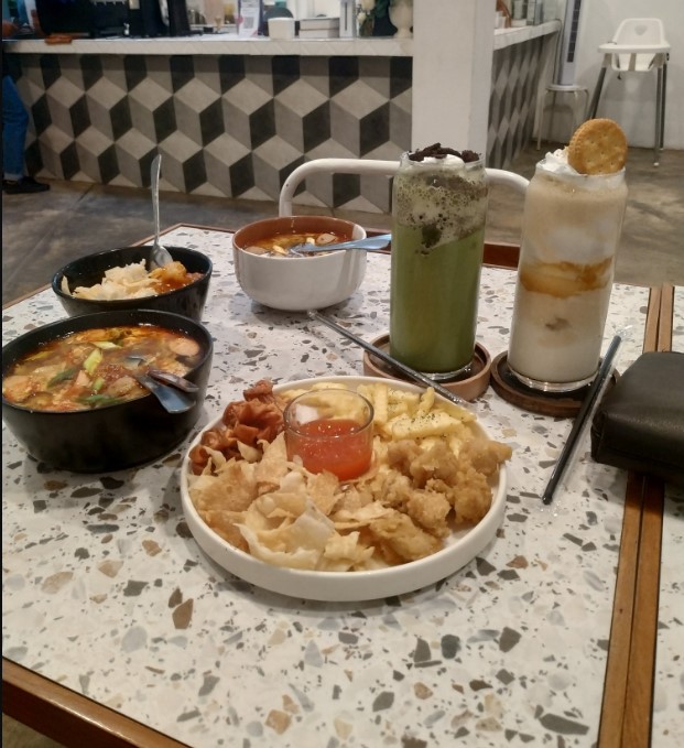 Cipto Roso Restaurant Khumaidi Dzumalin, 1. Rengkot Buyut Restoran (Steak & Traditional Food), 2. SCJ Sentra Kuliner Jepara, 3. Yam Yam Resto, 4. Maribu Resto, 5. Cipto Roso Restaurant, 6. RM Sari Rasa, 7. Gubug Dhahar Mbak Wien, 8. Djago Reborn, 9. Rumah Makan H. Ismun 6 (Potroyudan), 10. MBS Bistro Cafe, 11. Ikan Bakar Bu Sri, 12. RM Pondok Bambu Samadyo, 13. Ayam Goreng Kremes Pak Pono, 14. BEDJO Welcome Home, 15. PM RESTO AND CAFE, 16. Gudeg Suyek, 17. Warung Makan Khas Karimun, 18. Warung Makan Sate Kerbau Bp. Haji Darno, 19. Warung Makan Sri Jenggot, 20. RM Perahu, 21. Lumintu Resto Jepara, 22. Ikan Bakar Bu Gipah, 23. Depot 57 Bu Puji, 24. Diana’s Bay Restaurant, 25. Mie Bandung Matahari, 26. RM Pondok Rasa, 27. Warung Makan Joglo Omah Sambel, 28. La Marina Family Resto