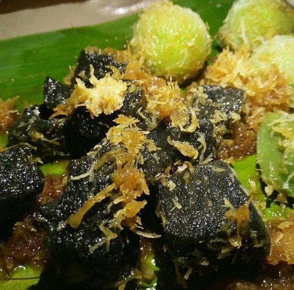 Ciwel via Instagram.com @kuliner_bandung, 1. Getuk Goreng Sokaraja, 2. Jenang Jaket, 3. Nopia, 4. Klanting atau Lanting Bumbu, 5. Soto Sokaraja, 6. Keripik Tempe Banyumas, 7. Kraca, 8. Cimplung, 9. Tomplo atau Templek, 10. Gesret, 11. Kluban, 12. Jalabiya, 13. Intil, 14. Tegean, 15. Mendoan, 16. Cenil, 17. Combro, 18. Kampel, 19. Tempe Bongkrek Goreng, 20. Lupis, 21. Dage, 22. Ciwel, 23. Lembutan, 24. Badeg, 25. Gembus, 26. Buntil, 27. Kerupuk Ampas Tahu, 28. Es Cao, 29. Penjorangan, 30. Es Duren, 31. Keong Kuah Pedas, 32. Dawet Ayu, 33. Tahu Gecot, 34. Kenyol, 35. Kepok Ketan, 36. Kaos Asli Banyumas