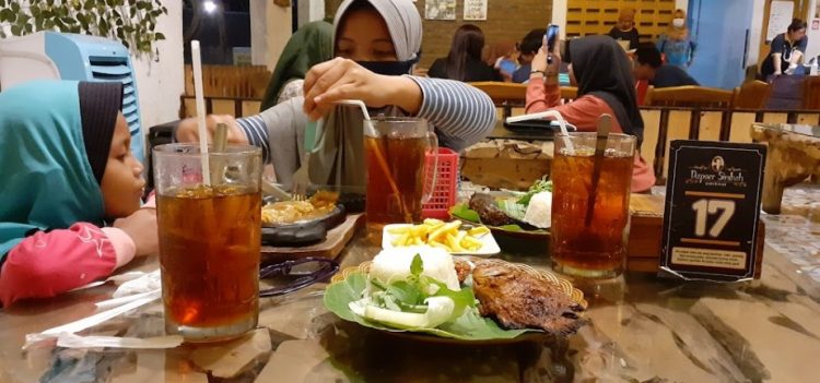 Dapoer Simbah Pandawa HeryeAzka, 1. RM Bu Sum Klaten, 2. Papringan Resto &amp; Cafe, 3. Warung Makan Bu Hj. Salamah, 4. Warung Makan kuliner Klaten Mbah Darmo, 5. KAMPUNG KULINER KLATEN, 6. Soto Segeer Mbok Giyem, 7. New Merapi Resto, 8. RM Joglo, 9. Kakung Sableng, 10. Warung Nasi Tumpang Lethok Mbak Riyanti, 11. Waroeng SS Klaten, 12. Omah Wedang Rajaku (Empon-empon), 13. Bebek Goreng Pak Tohir, 14. Ayam Bakar P. Widodo, 15. Star Steak Bramen Klaten, 16. Pawon Simbok Klaten, 17. RM Bu Mayar Cawas Bypass Klaten, 18. Rumah Makan Padang Murah, 19. Omah Eyang Resto, 20. Warung Soto Mbah Darmo, 21. Restoran Sawah Simbah, 22. Dapoer Simbah Pandawa, 23. RM &amp; Pemancingan Ilham 02, 24. Ayam Panggang Ny. Anggriani, 25. Wedang Kopi Prambanan, 26. Omah Ndeso, 27. Banyoe Oeriep Resto, 28. Ayam Penyet Suroboyo, 29. Warung Makan Miroso