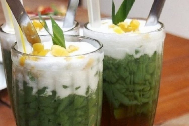 Dawet Ayu, 1. Getuk Goreng Sokaraja, 2. Jenang Jaket, 3. Nopia, 4. Klanting atau Lanting Bumbu, 5. Soto Sokaraja, 6. Keripik Tempe Banyumas, 7. Kraca, 8. Cimplung, 9. Tomplo atau Templek, 10. Gesret, 11. Kluban, 12. Jalabiya, 13. Intil, 14. Tegean, 15. Mendoan, 16. Cenil, 17. Combro, 18. Kampel, 19. Tempe Bongkrek Goreng, 20. Lupis, 21. Dage, 22. Ciwel, 23. Lembutan, 24. Badeg, 25. Gembus, 26. Buntil, 27. Kerupuk Ampas Tahu, 28. Es Cao, 29. Penjorangan, 30. Es Duren, 31. Keong Kuah Pedas, 32. Dawet Ayu, 33. Tahu Gecot, 34. Kenyol, 35. Kepok Ketan, 36. Kaos Asli Banyumas