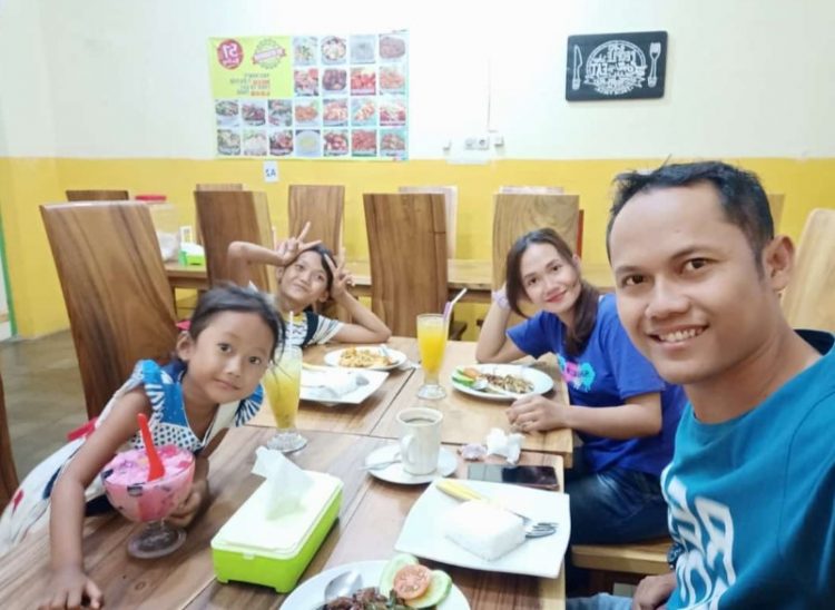Depot 57 Bu Puji Abdoel Kencana, 1. Rengkot Buyut Restoran (Steak & Traditional Food), 2. SCJ Sentra Kuliner Jepara, 3. Yam Yam Resto, 4. Maribu Resto, 5. Cipto Roso Restaurant, 6. RM Sari Rasa, 7. Gubug Dhahar Mbak Wien, 8. Djago Reborn, 9. Rumah Makan H. Ismun 6 (Potroyudan), 10. MBS Bistro Cafe, 11. Ikan Bakar Bu Sri, 12. RM Pondok Bambu Samadyo, 13. Ayam Goreng Kremes Pak Pono, 14. BEDJO Welcome Home, 15. PM RESTO AND CAFE, 16. Gudeg Suyek, 17. Warung Makan Khas Karimun, 18. Warung Makan Sate Kerbau Bp. Haji Darno, 19. Warung Makan Sri Jenggot, 20. RM Perahu, 21. Lumintu Resto Jepara, 22. Ikan Bakar Bu Gipah, 23. Depot 57 Bu Puji, 24. Diana’s Bay Restaurant, 25. Mie Bandung Matahari, 26. RM Pondok Rasa, 27. Warung Makan Joglo Omah Sambel, 28. La Marina Family Resto