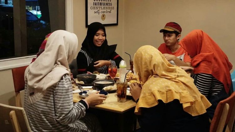 Djago Reborn, 1. Rengkot Buyut Restoran (Steak & Traditional Food), 2. SCJ Sentra Kuliner Jepara, 3. Yam Yam Resto, 4. Maribu Resto, 5. Cipto Roso Restaurant, 6. RM Sari Rasa, 7. Gubug Dhahar Mbak Wien, 8. Djago Reborn, 9. Rumah Makan H. Ismun 6 (Potroyudan), 10. MBS Bistro Cafe, 11. Ikan Bakar Bu Sri, 12. RM Pondok Bambu Samadyo, 13. Ayam Goreng Kremes Pak Pono, 14. BEDJO Welcome Home, 15. PM RESTO AND CAFE, 16. Gudeg Suyek, 17. Warung Makan Khas Karimun, 18. Warung Makan Sate Kerbau Bp. Haji Darno, 19. Warung Makan Sri Jenggot, 20. RM Perahu, 21. Lumintu Resto Jepara, 22. Ikan Bakar Bu Gipah, 23. Depot 57 Bu Puji, 24. Diana’s Bay Restaurant, 25. Mie Bandung Matahari, 26. RM Pondok Rasa, 27. Warung Makan Joglo Omah Sambel, 28. La Marina Family Resto