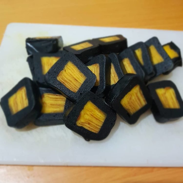 Dodol Ketan Hitam via Instagram.com @yanii_2n, 1. Pastel Ikan Patin , 2. Lempuk Durian , 3. Dodol Kedondong , 4. Keripik Nanas, 5. Lopek Legi, 6. Peyek Jangkrik, 7. Viz Cake, 8. Kue Bangkit , 9. Bolu Kemojo , 10. Ikan Asap Selais , 11. Batik Khas Pekanbaru, 12. Kaos, 13. Pancake Durian, 14. Souvenir (Gantungan Kunci), 15. Lopek Bugi, 16. Salai Ikan Patin, 17. Kerupuk Ikan Tenggiri, 18. Kacang Pukul, 19. Roti Jala, 20. Amplang Tenggiri, 21. Bolu Pisang, 22. Dodol Ketan Hitam, 23. Kerupuk Cabe, 24. Kue Sus Mr. Cream Puff, 25. Kue Talam Durian, 26. Culut Keju