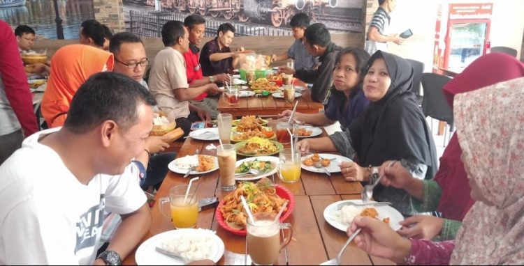 Dunak Iwak Pitik Kudus batrisya pradana, 1. Soto Kudus Bu Jatmi, 2. Ramboo Chicken, 3. Super Penyet, 4. Waroeng Cafe 27, 5. Obonk Steak & Ribs, 6. Ikki Resto, 7. Soto Kudus Pak Haji Sulichan, 8. Ulam Sari Resto & Pemancingan, 9. Mie Bandung & Es Teler, 10. RM Lombok Idjo, 11. Nasi Opor Sunggingan, 12. Treend Steak Kudus, 13. Sate Kerbau 57, 14. Warung Nasi Uduk Pak Dar, 15. Golden Resto, 16. Warung Makan Sofis Prasmanan, 17. Greens Bakery & Bistro, 18. RM Kenari, 19. TKP Cafe and Resto, 20. Mak Hol Resto (Non Halal), 12. Warung Kudusan, 13. RM Sedap – Spesial Ayam Bakar, 14. Warung Penyet Lesehan “Mbak Lies”, 15. Garuda Restaurant, 16. Ikan Bakar Pak Untung dan Penyetan, 17. Lentog Tanjung Kudus, 28. Soto Kudus Ramidjan, 30. Warung Makan Dunak Iwak Pitik, 31. Sate Kebo Menara
