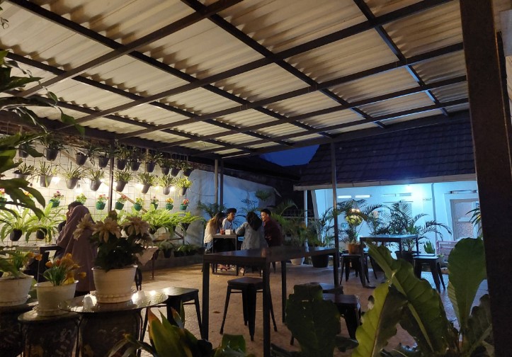 Duduk Cerita Coffee Miranti Leany Puteri Husain, 1. Inaka Coffee Cafe, 2. Neka Kopi, 3. Venus Cafe, 4. 372 Kopi Kolmas, 5. Kafe Kupu-kupu, 6. Disini Cafe, 7. Rumah Pinus Coffee &amp; Resto, 8. Sinopsis Space, 9. BADAMI CAFE, 10. Greeone Cafe &amp; Course, 11. Cenghar Kopi , 12. Cimohai Cafe, 13. Kafe Cabin Truck, 14. Eatboss Cimahi (Tutup), 15. Kopi Ngopi, 16. COMMONPLACE, 17. Koffie Tjap Slawe (Tutup), 18. Giggle Box Cafe, 19. Kopi Simpang 80 Cafe, 20. Cafe Venus Bandung, 21. Bekha Coffee Cafe, 22. Erflog Cafe &amp; Resto Cimahi, 23. Kopi Paste Cimahi, 24. Hammer Coffee, 25. Jatuhati Coffee, Tea &amp; Eatery, 26. Waktuluang Coffee Cafe, 27. Eltabo Coffee, 28. KopiSoe Cimahi, 29. A Lot Of Coffee, 30. Osiris Coffee Cimahi, 31. Green Leaf Baros (Tutup), 32. NAMA COFFEE, 33. Jika Milkbar, 34. Kaditu Coffee Cafe, 35. The Casturi Cafe, 36. CLOSEFRIEND COFFEE, 38. Cafe Domisol, 39. Kanda Coffee “Cafe and Resto” – Angkringan Bapa Ampi, 40. Cafe Terserah (Tutup), 41. Coffee n’ Friends, 42. Dahari Resto Cafe, 43. Sejoli Coffee &amp; Roastery, 44. Duduk Cerita Coffee, 45. Cafe Garage 81