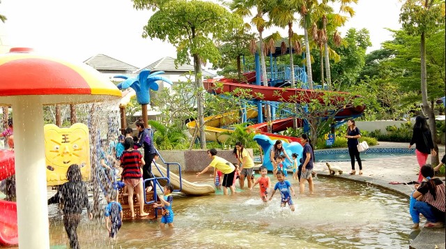 G Club Royal Grande Mikhail Hendro, 1. Waterpark Top 100 Batu Aji, 2. Kolam Renang Palm Spring, 3. Kolam Renang Yonif, 4. Kolam Renang Harris Resort Batam Waterfront, 5. Kolam Renang Turi Beach Resort, 6. Kolam Renang Montigo Resort Batam, 7. Waterpark Ocarina, 8. Waterpark Taman Dutamas, 9. Kolam Renang Sukajadi, 10. Kolam Renang Harmoni One Convention Hotel, 11. Kolam Renang Puri Selebriti, 12. Batam Water Park, 13. Waterboom Dreamland, 14. Kolam Renang Shangri-La Swimming Pool Batam, 15. Kolam Renang Orchid Park Batam, 16. Pool A Central Batam, 17. Costarica Club House, 18. Kolam Renang Harapan Utama Swimming Pool, 19. Kolam Renang G Club Royal Grande, 20. Kolam Renang KDA, 21. Club House Tunas Regency, 22. Kolam Renang Purimas Residence, 23. Kolam Renang Taman Lestari, 24. Kolam Renang Family Park Batam, 25. Beverly Swimming Pool, 26. Kolam Renang Perum Marbella