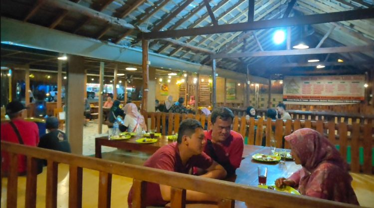 GREEN RESTO gilang ramadhan, 1. SFA Steak &amp; Resto Karanganyar, 2. Telaga Rindu Resto Karanganyar, 3. Hick Gaul Pak Mul, 4. Warung Lesehan Mbak Dwi, 5. Soto Karang (Kuliner Khas Karanganyar), 6. Rumah Makan Bu Medi, 7. RM Pondok Sulawesi, 8. GREEN RESTO, 9. Waroeng Spesial Sambal SS Karanganyar, 10. Omah Sendang IBC, 11. Warung Idjo Karanganyar, 12. Solo Steak Karanganyar ” 3 “, 13. Rumah Makan Dayak, 14. Ayam Panggang Dian Rahma Karanganyar, 15. Waroeng Makan Idjo 2, 16. ABG Bumes Karanganyar, 17. RM. TIMLO BU AGUNG KARANGANYAR, 18. RM Bambu Sumilir, 19. Bakso Bonjot Mas Larso, 20. de Goedang Resto &amp; Coffee, 21. Gerdu Resto Steak, 22. Sate Kambing Sumber “Pak Mul” Palur Karanganyar, 23. Ayam Ayam Resto, 24. Sego Iwak – Prasmanan (Pok We), 25. Sate Kambing Pak Pur, 26. Bakso Alex, 27. Rumah Makan Ayam Bakar Mbak PIPI, 28. Ayam Goreng Kampung Mbah Karto Tembel 3