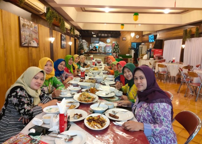 Garuda Restaurant Bidan Aida & Fam, 1. Soto Kudus Bu Jatmi, 2. Ramboo Chicken, 3. Super Penyet, 4. Waroeng Cafe 27, 5. Obonk Steak & Ribs, 6. Ikki Resto, 7. Soto Kudus Pak Haji Sulichan, 8. Ulam Sari Resto & Pemancingan, 9. Mie Bandung & Es Teler, 10. RM Lombok Idjo, 11. Nasi Opor Sunggingan, 12. Treend Steak Kudus, 13. Sate Kerbau 57, 14. Warung Nasi Uduk Pak Dar, 15. Golden Resto, 16. Warung Makan Sofis Prasmanan, 17. Greens Bakery & Bistro, 18. RM Kenari, 19. TKP Cafe and Resto, 20. Mak Hol Resto (Non Halal), 12. Warung Kudusan, 13. RM Sedap – Spesial Ayam Bakar, 14. Warung Penyet Lesehan “Mbak Lies”, 15. Garuda Restaurant, 16. Ikan Bakar Pak Untung dan Penyetan, 17. Lentog Tanjung Kudus, 28. Soto Kudus Ramidjan, 30. Warung Makan Dunak Iwak Pitik, 31. Sate Kebo Menara
