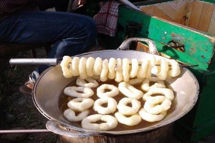 Gembus, 1. Getuk Goreng Sokaraja, 2. Jenang Jaket, 3. Nopia, 4. Klanting atau Lanting Bumbu, 5. Soto Sokaraja, 6. Keripik Tempe Banyumas, 7. Kraca, 8. Cimplung, 9. Tomplo atau Templek, 10. Gesret, 11. Kluban, 12. Jalabiya, 13. Intil, 14. Tegean, 15. Mendoan, 16. Cenil, 17. Combro, 18. Kampel, 19. Tempe Bongkrek Goreng, 20. Lupis, 21. Dage, 22. Ciwel, 23. Lembutan, 24. Badeg, 25. Gembus, 26. Buntil, 27. Kerupuk Ampas Tahu, 28. Es Cao, 29. Penjorangan, 30. Es Duren, 31. Keong Kuah Pedas, 32. Dawet Ayu, 33. Tahu Gecot, 34. Kenyol, 35. Kepok Ketan, 36. Kaos Asli Banyumas