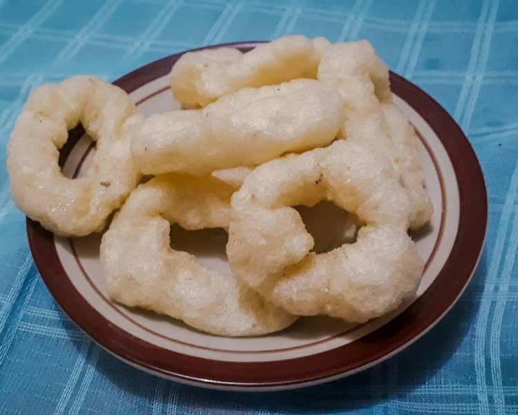 Gembus, 1. Keripik Tempe, 2. Lanting, 3. Templeng, 4. Rempeyek Yutuk, 5. Brekecek, 6. Keripik Sukun, 7. Lepet Ketan, 8. Kerupuk Ikan Tenggiri, 9. Abon Ikan Tuna, 10. Gembus, 11. Sale Pisang, 12. Kerajinan Cangkang Kerang, 13. Tahu Masak khas Cilacap, 14. Cetil dan Cenil khas Cilacap, 15. Karedok Khas Cilacap
