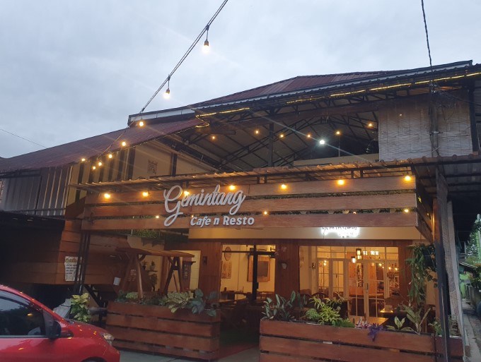 Gemintang Cafe n Resto herwin saputera, 1. Momong Resto, 2. Angkringan Mukti Kebumen, 3. Malmilk, 4. Malindo Corner, 5. Amor Cafe Resto, 6. Baen Cafe, 7. Beranda Eatery, 8. Jack’s Cafe, 9. Omah Susu Cafe, 10. Juice Ku 2 Kebumen, 11. Wise, 12. Coffe Ngapak, 13. Gemintang Cafe n Resto, 14. Kopi Nostalgia Coffee &amp; Resto, 15. Seafood Bu Nanang, 16. Kantin Candisari, 17. Teratai Blambangan Atmosphere, 18. Waroeng Djoglo Dalem Kidul (Tutup), 19. Ulam Sari, 20. Satu Cangkir Coffee Bistro, 21. temanhati coffee, 22. Kedai Kopi Mexolie, 23. Ahola Tropical Drink (Tutup), 24. HANA CAFE Korean Food, BBQ &amp; Grill, 25. Martabak Jet (Tutup), 26. Samra Pawon, 27. Waroenk Ramen Panjer Kebumen, 28. Lesehan Warung Bamboe Kebumen, 29. Oxzy (Tutup), 30. Warung Kendil (Tutup), 31. Resto Lesehan GENDUT TAMAN