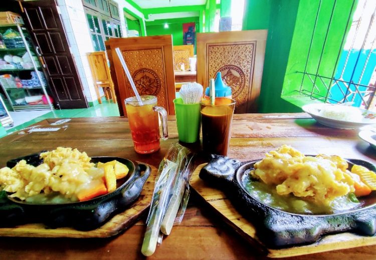 Gerdu Resto Steak, 1. SFA Steak &amp; Resto Karanganyar, 2. Telaga Rindu Resto Karanganyar, 3. Hick Gaul Pak Mul, 4. Warung Lesehan Mbak Dwi, 5. Soto Karang (Kuliner Khas Karanganyar), 6. Rumah Makan Bu Medi, 7. RM Pondok Sulawesi, 8. GREEN RESTO, 9. Waroeng Spesial Sambal SS Karanganyar, 10. Omah Sendang IBC, 11. Warung Idjo Karanganyar, 12. Solo Steak Karanganyar ” 3 “, 13. Rumah Makan Dayak, 14. Ayam Panggang Dian Rahma Karanganyar, 15. Waroeng Makan Idjo 2, 16. ABG Bumes Karanganyar, 17. RM. TIMLO BU AGUNG KARANGANYAR, 18. RM Bambu Sumilir, 19. Bakso Bonjot Mas Larso, 20. de Goedang Resto &amp; Coffee, 21. Gerdu Resto Steak, 22. Sate Kambing Sumber “Pak Mul” Palur Karanganyar, 23. Ayam Ayam Resto, 24. Sego Iwak – Prasmanan (Pok We), 25. Sate Kambing Pak Pur, 26. Bakso Alex, 27. Rumah Makan Ayam Bakar Mbak PIPI, 28. Ayam Goreng Kampung Mbah Karto Tembel 3