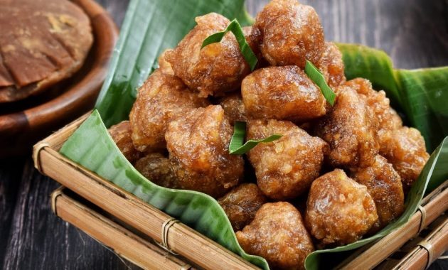 Getuk Goreng Kendal, 1. Getuk Goreng Kendal, 2. Kerupuk Tayamum Kendal, 3. Sate Bumbon, 4. Kerupuk Rambak, 5. Keripik Buah, 6. Sumpil Khas Kendal, 7. Payung Kertas, 8. Pecel Kembang Turi, 9. Bandeng Tanpa Duri, 10. Kerupuk Petis, 11. Emping Bandeng, 12. Batik Kendal, 13. Gerabah, 14. Kaos khas Kendal, 15. Terasi Udang Rebon, 16. Kerupuk Bawang, 17. Telur Mimi