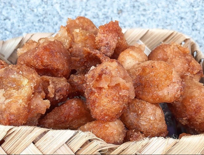 Getuk Goreng Sokaraja via Jatengprov, 1. Getuk Goreng Sokaraja, 2. Jenang Jaket, 3. Nopia, 4. Klanting atau Lanting Bumbu, 5. Soto Sokaraja, 6. Keripik Tempe Banyumas, 7. Kraca, 8. Cimplung, 9. Tomplo atau Templek, 10. Gesret, 11. Kluban, 12. Jalabiya, 13. Intil, 14. Tegean, 15. Mendoan, 16. Cenil, 17. Combro, 18. Kampel, 19. Tempe Bongkrek Goreng, 20. Lupis, 21. Dage, 22. Ciwel, 23. Lembutan, 24. Badeg, 25. Gembus, 26. Buntil, 27. Kerupuk Ampas Tahu, 28. Es Cao, 29. Penjorangan, 30. Es Duren, 31. Keong Kuah Pedas, 32. Dawet Ayu, 33. Tahu Gecot, 34. Kenyol, 35. Kepok Ketan, 36. Kaos Asli Banyumas