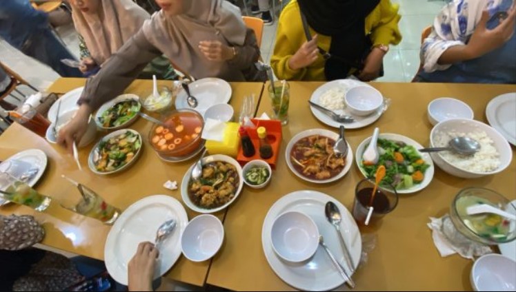 Golden Resto Rafika Indrawati, 1. Soto Kudus Bu Jatmi, 2. Ramboo Chicken, 3. Super Penyet, 4. Waroeng Cafe 27, 5. Obonk Steak & Ribs, 6. Ikki Resto, 7. Soto Kudus Pak Haji Sulichan, 8. Ulam Sari Resto & Pemancingan, 9. Mie Bandung & Es Teler, 10. RM Lombok Idjo, 11. Nasi Opor Sunggingan, 12. Treend Steak Kudus, 13. Sate Kerbau 57, 14. Warung Nasi Uduk Pak Dar, 15. Golden Resto, 16. Warung Makan Sofis Prasmanan, 17. Greens Bakery & Bistro, 18. RM Kenari, 19. TKP Cafe and Resto, 20. Mak Hol Resto (Non Halal), 12. Warung Kudusan, 13. RM Sedap – Spesial Ayam Bakar, 14. Warung Penyet Lesehan “Mbak Lies”, 15. Garuda Restaurant, 16. Ikan Bakar Pak Untung dan Penyetan, 17. Lentog Tanjung Kudus, 28. Soto Kudus Ramidjan, 30. Warung Makan Dunak Iwak Pitik, 31. Sate Kebo Menara
