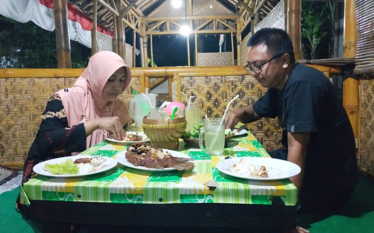 Gurami Bakar Pak Roni AKUKI KARIMOTO, 1. Ken Dedes Resto Pemancingan, 2. Aldila Resto, 3. Rumah Makan & Pancingan Kampoeng Rasa, 4. Tina Rumah Makan, 5. Warung Makan Bu. Puji, 6. Ayam Sako, 7. Rumah Makan Sari Nikmat, 8. RM Bu Sabar, 9. Omah Gedhi Steak & Penyet, 10. Sate Balibu Kendal, 11. Warung Makan Farchat, 12. Warung Makan Lamongan H. Cak Anwar, 13. RM BU Hj. SUBAGIYO, 14. Pondok SEMILIR Baru Special Ayam Goreng Kremes, 15. Warung Makan Prasmanan, 16. RM Salsabil, 17. Waroeng Pangestu, 18. Bu Lumintu Resto, 19. RM Ayam Goreng Bu Fatimah Sambel Kronyos, 20. Ayam Bakar Kopyor & seafood, 21. Gurami Bakar Pak Roni, 22. Lembah Lamerding, 23. Rumah Makan 99 Boja, 24. RM Tiga Putri, 25. TJOKRO EXPRESS, 26. Rumah Makan Budidaya, 27. Nasi Goreng Batas Kota Mak Sam, 28. Mak Nyuuuss Pondok Makan Tradisional, 29. Rumah Makan Kurnia Jawa Timur, 30. Rumah Makan Sari Rasa Weleri Kendal, 31. Warung Lesehan Sekopek Asri