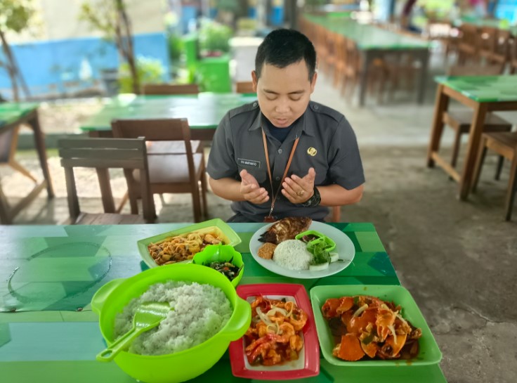 Ikan Bakar Bu Sri Tri Maryanto, 1. Rengkot Buyut Restoran (Steak & Traditional Food), 2. SCJ Sentra Kuliner Jepara, 3. Yam Yam Resto, 4. Maribu Resto, 5. Cipto Roso Restaurant, 6. RM Sari Rasa, 7. Gubug Dhahar Mbak Wien, 8. Djago Reborn, 9. Rumah Makan H. Ismun 6 (Potroyudan), 10. MBS Bistro Cafe, 11. Ikan Bakar Bu Sri, 12. RM Pondok Bambu Samadyo, 13. Ayam Goreng Kremes Pak Pono, 14. BEDJO Welcome Home, 15. PM RESTO AND CAFE, 16. Gudeg Suyek, 17. Warung Makan Khas Karimun, 18. Warung Makan Sate Kerbau Bp. Haji Darno, 19. Warung Makan Sri Jenggot, 20. RM Perahu, 21. Lumintu Resto Jepara, 22. Ikan Bakar Bu Gipah, 23. Depot 57 Bu Puji, 24. Diana’s Bay Restaurant, 25. Mie Bandung Matahari, 26. RM Pondok Rasa, 27. Warung Makan Joglo Omah Sambel, 28. La Marina Family Resto