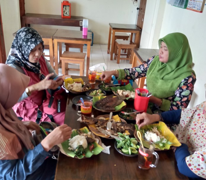 Ikan Bakar Pak Untung dan Penyetan, 1. Soto Kudus Bu Jatmi, 2. Ramboo Chicken, 3. Super Penyet, 4. Waroeng Cafe 27, 5. Obonk Steak & Ribs, 6. Ikki Resto, 7. Soto Kudus Pak Haji Sulichan, 8. Ulam Sari Resto & Pemancingan, 9. Mie Bandung & Es Teler, 10. RM Lombok Idjo, 11. Nasi Opor Sunggingan, 12. Treend Steak Kudus, 13. Sate Kerbau 57, 14. Warung Nasi Uduk Pak Dar, 15. Golden Resto, 16. Warung Makan Sofis Prasmanan, 17. Greens Bakery & Bistro, 18. RM Kenari, 19. TKP Cafe and Resto, 20. Mak Hol Resto (Non Halal), 12. Warung Kudusan, 13. RM Sedap – Spesial Ayam Bakar, 14. Warung Penyet Lesehan “Mbak Lies”, 15. Garuda Restaurant, 16. Ikan Bakar Pak Untung dan Penyetan, 17. Lentog Tanjung Kudus, 28. Soto Kudus Ramidjan, 30. Warung Makan Dunak Iwak Pitik, 31. Sate Kebo Menara