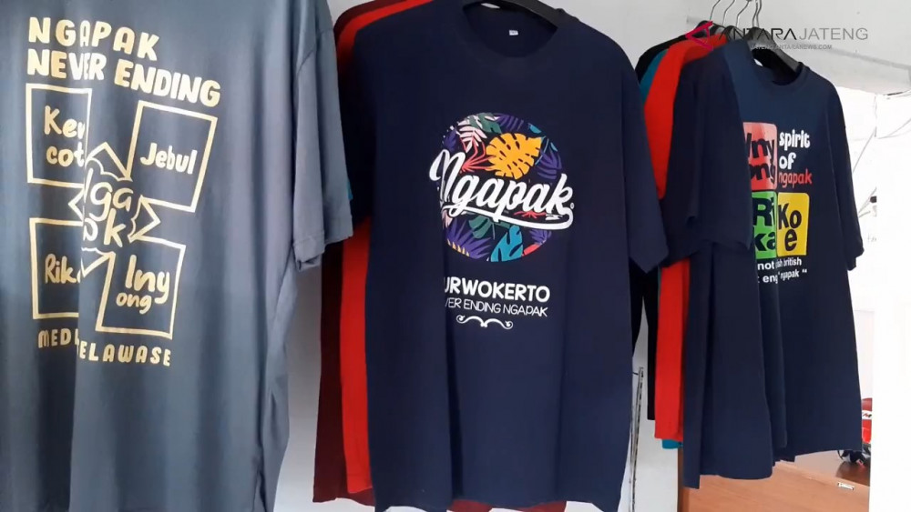 Kaos Asli Banyumas via Antaranews, 1. Getuk Goreng Sokaraja, 2. Jenang Jaket, 3. Nopia, 4. Klanting atau Lanting Bumbu, 5. Soto Sokaraja, 6. Keripik Tempe Banyumas, 7. Kraca, 8. Cimplung, 9. Tomplo atau Templek, 10. Gesret, 11. Kluban, 12. Jalabiya, 13. Intil, 14. Tegean, 15. Mendoan, 16. Cenil, 17. Combro, 18. Kampel, 19. Tempe Bongkrek Goreng, 20. Lupis, 21. Dage, 22. Ciwel, 23. Lembutan, 24. Badeg, 25. Gembus, 26. Buntil, 27. Kerupuk Ampas Tahu, 28. Es Cao, 29. Penjorangan, 30. Es Duren, 31. Keong Kuah Pedas, 32. Dawet Ayu, 33. Tahu Gecot, 34. Kenyol, 35. Kepok Ketan, 36. Kaos Asli Banyumas