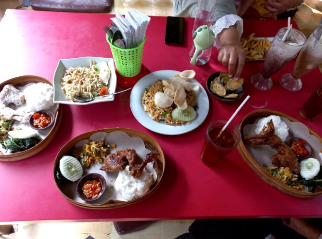 Kakung Sableng Ulfa Argestya, 1. RM Bu Sum Klaten, 2. Papringan Resto &amp; Cafe, 3. Warung Makan Bu Hj. Salamah, 4. Warung Makan kuliner Klaten Mbah Darmo, 5. KAMPUNG KULINER KLATEN, 6. Soto Segeer Mbok Giyem, 7. New Merapi Resto, 8. RM Joglo, 9. Kakung Sableng, 10. Warung Nasi Tumpang Lethok Mbak Riyanti, 11. Waroeng SS Klaten, 12. Omah Wedang Rajaku (Empon-empon), 13. Bebek Goreng Pak Tohir, 14. Ayam Bakar P. Widodo, 15. Star Steak Bramen Klaten, 16. Pawon Simbok Klaten, 17. RM Bu Mayar Cawas Bypass Klaten, 18. Rumah Makan Padang Murah, 19. Omah Eyang Resto, 20. Warung Soto Mbah Darmo, 21. Restoran Sawah Simbah, 22. Dapoer Simbah Pandawa, 23. RM &amp; Pemancingan Ilham 02, 24. Ayam Panggang Ny. Anggriani, 25. Wedang Kopi Prambanan, 26. Omah Ndeso, 27. Banyoe Oeriep Resto, 28. Ayam Penyet Suroboyo, 29. Warung Makan Miroso